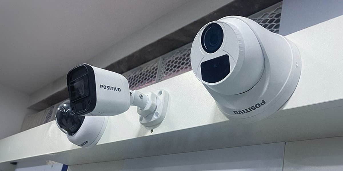 Câmeras de segurança instaladas em ambiente protegido